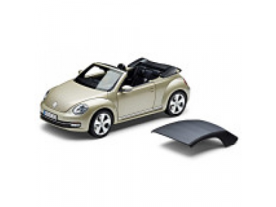 Модель автомобиля Volkswagen Beetle Cabrio, Moon Rock Silver Metallic, Scale 1:18, артикул 5C3099302P7W